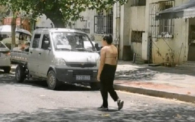 Ăn mặc 'mát mẻ' rồi đi trên đường như người mất hồn, lời giãi bày của người phụ nữ khiến ai cũng chua xót Ảnh 2