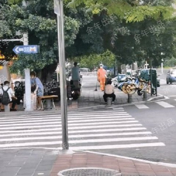 Người phụ nữ ngồi thất thần ở một góc đường.