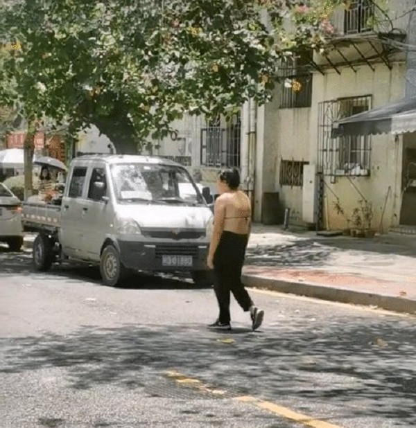 Người phụ nữ cứ mặc như vậy mà đi dưới trời nắng gắt gây sự chú ý của nhiều người.