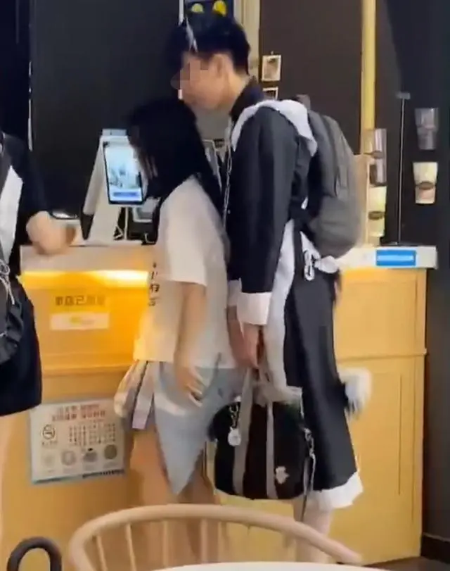 Chàng trai mặc trang phục hầu gái, đeo xích vào cổ để bạn gái dắt như thú cưng giữa trung tâm thương mại Ảnh 3