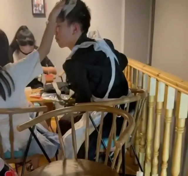 Chàng trai mặc trang phục hầu gái, đeo xích vào cổ để bạn gái dắt như thú cưng giữa trung tâm thương mại Ảnh 4