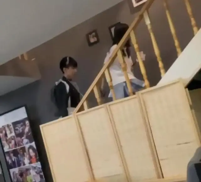 Chàng trai mặc trang phục hầu gái, đeo xích vào cổ để bạn gái dắt như thú cưng giữa trung tâm thương mại Ảnh 5