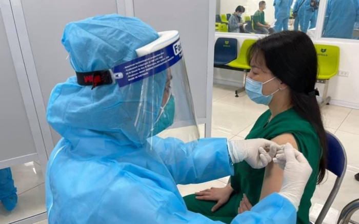 Những điều cần biết trước, sau khi tiêm vaccine Covid-19 và tất cả những triệu chứng có thể gặp phải Ảnh 2