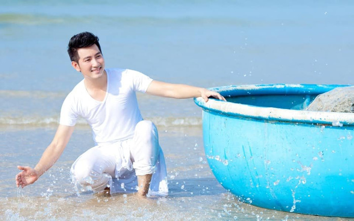 Sống độc thân trong biệt thự hơn 3.000 m2, ca sĩ Nguyễn Phi Hùng chia sẻ: 'Tôi chậm trong chuyện cưa gái' Ảnh 2