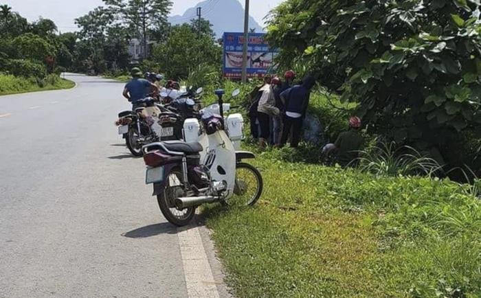 Bác sĩ bàng hoàng khi sản phụ đến khám sau sinh khai đã bỏ con ở cống thoát nước Ảnh 1