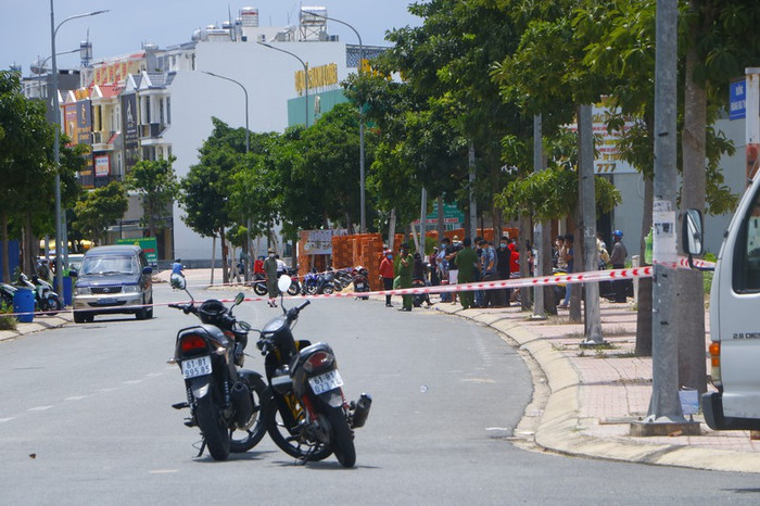 Lực lượng chức năng có mặt tại hiện trường. Ảnh: PLO