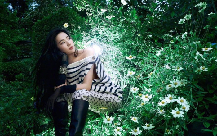 Lưu Diệc Phi được ví như nàng phù thủy xứ OZ đẹp miên man ma mị trên bìa tạp chí Ảnh 2