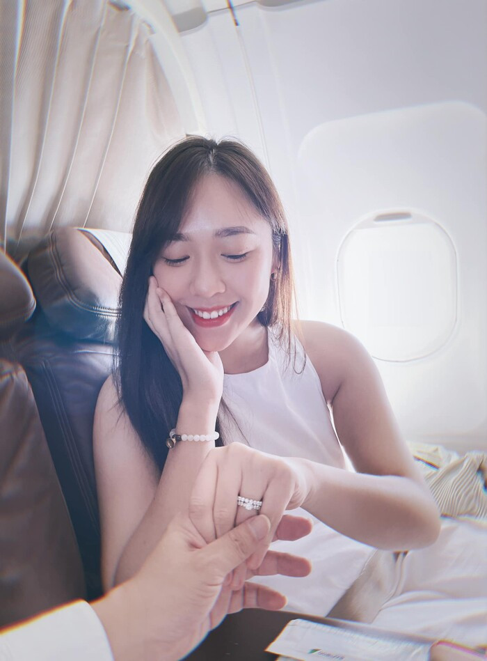 Phạm Ngọc Hà My - nữ sinh từng tặng hoa cho Tổng thống Trump được bạn trai triệu phú cầu hôn trên máy bay.