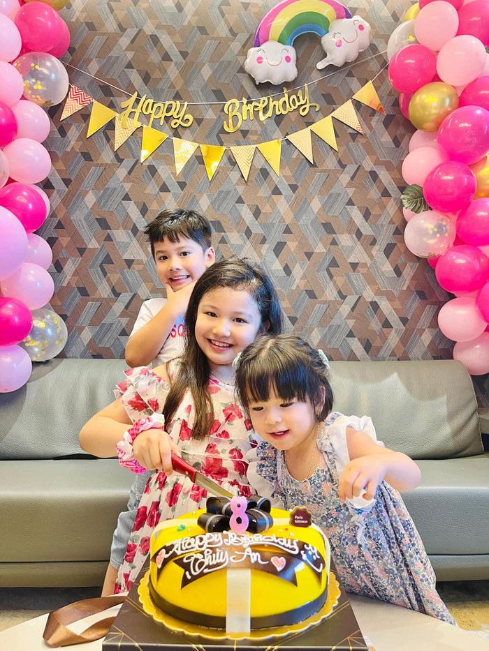 Hoa hậu Jennifer Phạm khoe ảnh 3 con xinh như thiên thần. Vì cả bố và mẹ đều là trai tài gái sắc nên các hoàng tử, công chúa nhà Jennifer Phạm đều sở hữu vẻ ngoài nổi trội.