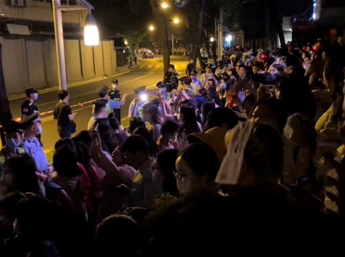 Tiêu Chiến khiến cả thành phố tái hiện lại khung cảnh náo nhiệt như thời kỳ đỉnh cao của Lưu Đức Hoa Ảnh 4