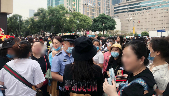 Tiêu Chiến khiến cả thành phố tái hiện lại khung cảnh náo nhiệt như thời kỳ đỉnh cao của Lưu Đức Hoa Ảnh 6