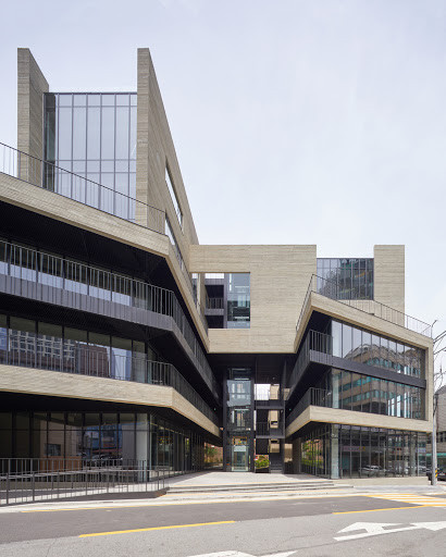 Hình ảnh tòa nhà đắt đỏ của nam ca sĩ.