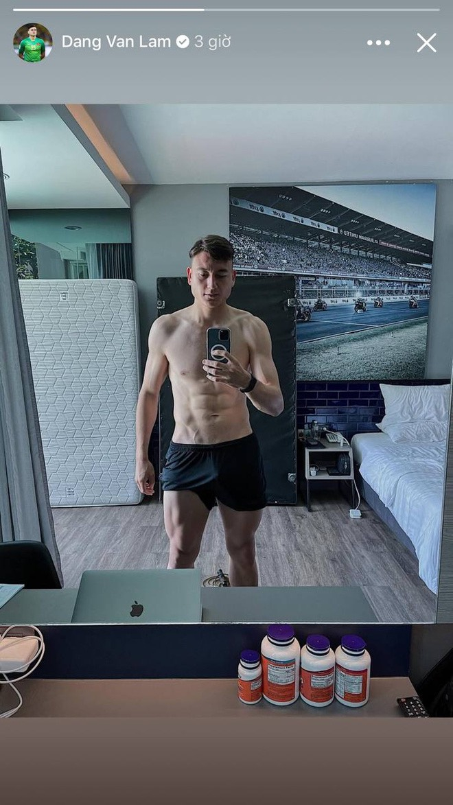 Đăng Văn Lâm khoe body '6 múi' khiến hội chi em mê mệt.