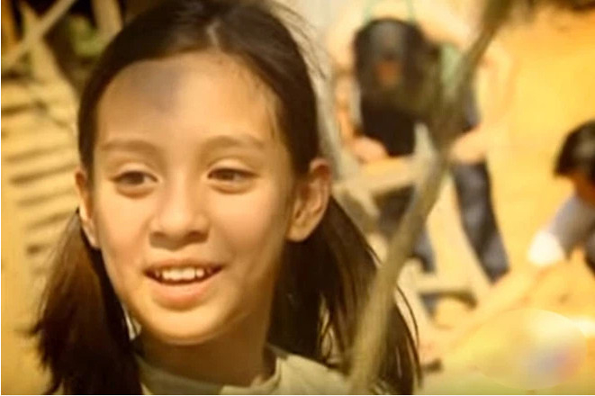 Từ nhỏ con gái Phi Nhung đã được mẹ cho thử sức diễn xuất khi đóng một vai trong MV 'Áo xanh'.