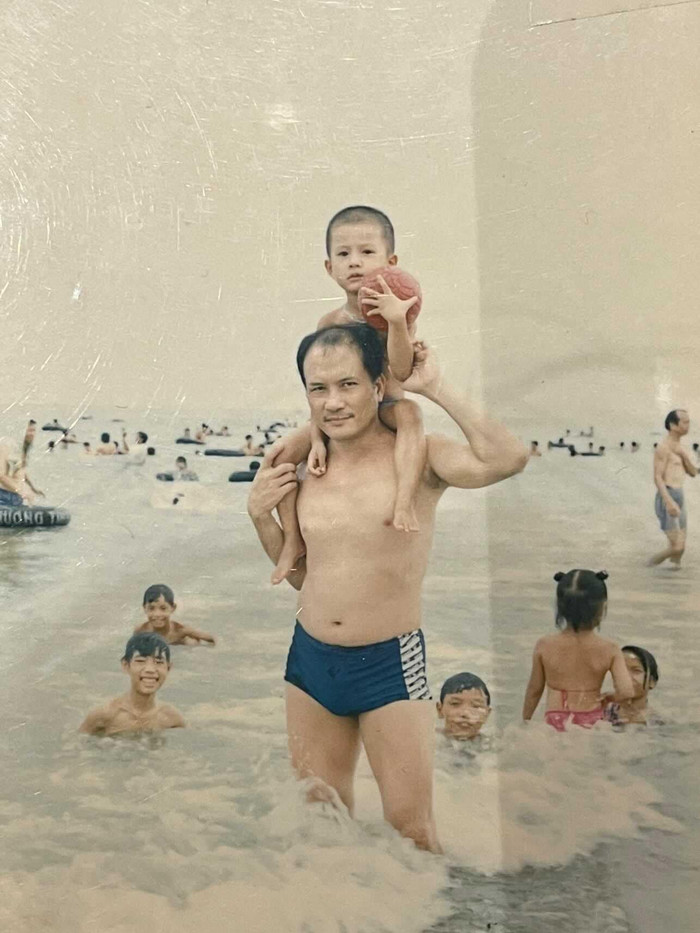 Lâm Bảo Châu khoe ảnh chụp hồi nhỏ với bố.