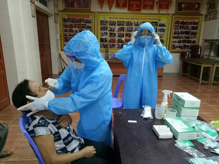 Lực lượng y tế đang tiến hành lấy mẫu xét nghiệm.