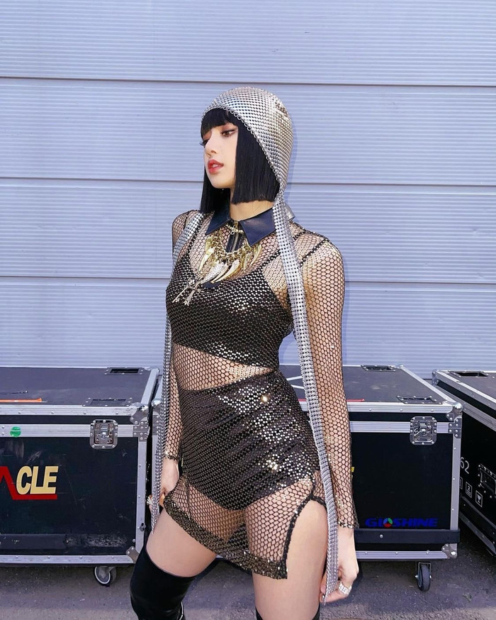 Nữ rapper đa tài của nhóm BlackPink luôn nổi bật trong những set đồ kiệm vải cá tính
