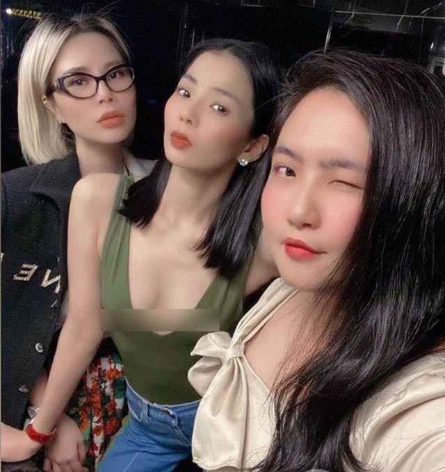 Các kiểu áo khoét sâu, hở cả khoảng da thịt mênh mông...