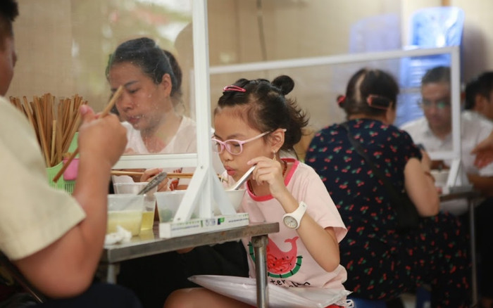 Hàng quán Hà Nội ngày đầu mở cửa: Quán phở chuẩn bị trong đêm, khách hàng đến từ sáng sớm Ảnh 2