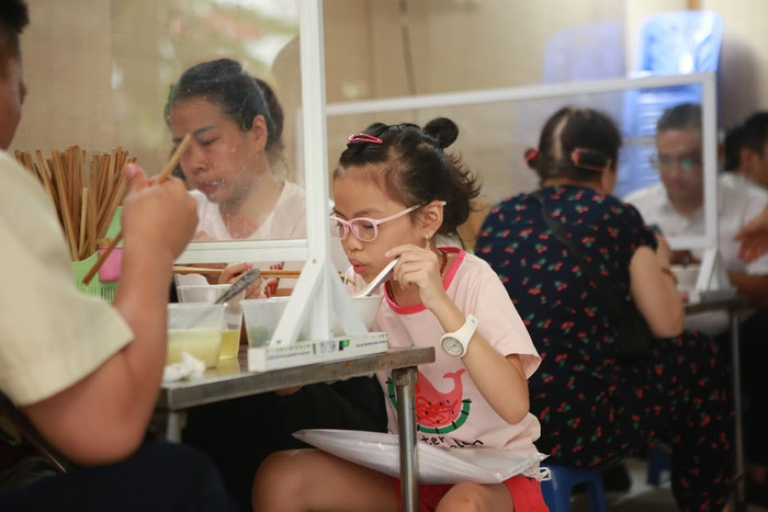 Mọi người đều tranh thủ đi thưởng thức các món ăn sau quãng thời gian hàng quán đóng cửa.