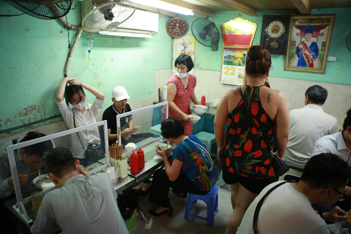 Theo chủ cửa hàng,quán mở từ lúc 5h30p sáng, để chuẩn bị cho sáng nay bán hàng ăn.