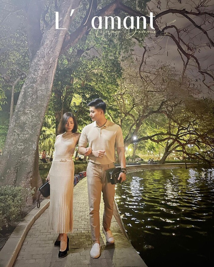 Dù diện đồ kín bưng nhưng vòng một của nữ ca sĩ vẫn chiếm spotlight làm người khác không thể không chú ý.