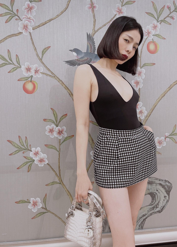 Lệ Quyên rất tự tin về vóc dáng của mình, cô thường xuyên diện những trang phục khoe được lợi thể hình thể.