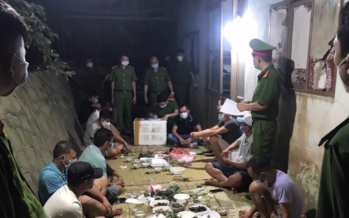 Bắc Giang: Xử phạt 82 triệu đồng đối với 11 người tụ tập ăn uống, bất chấp dịch bệnh Covid-19 Ảnh 2