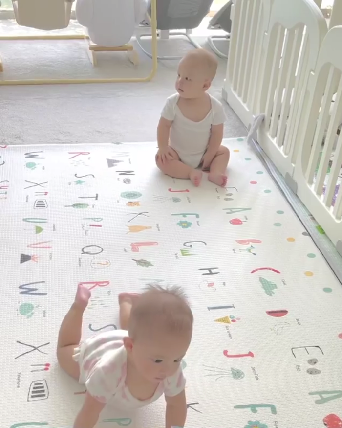 Lisa 'cán đích' tới nơi nhưng Leon vẫn chưa rời khỏi vị trí. Cu cậu như không hề có ý định tham gia cuộc thi 'cấp nhà' này.