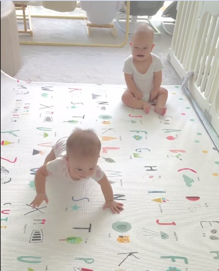 Trong khi Lisa vô cùng 'nghiêm túc' thi thì Leon cũng vô cùng 'nghiêm túc' ngồi coi chị gái với một nụ cười toe toét trên môi.