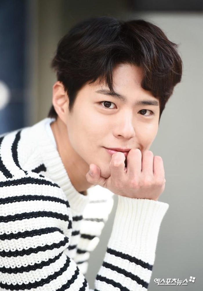 Dù tạm chia xa khán giả để lên đường nhập ngũ nhưng Park Bo Gum vẫn ghi dấu ấn nhờ nụ cười rạng rỡ, vẻ ngoài dễ thương cùng đôi mắt biết cười. Năm vừa rồi, anh đã khiến giới chuyên môn vỡ òa trước vai diễn xuất thần trong bộ phim Seobok:Người nhân bản kết hợp với nam tài tử Gong Yoo.