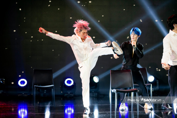 Clip: Uni5 gặp sự cố trong quá trình tập luyện chuẩn bị cho tiết mục ở vòng Đối đầu The Heroes Ảnh 5