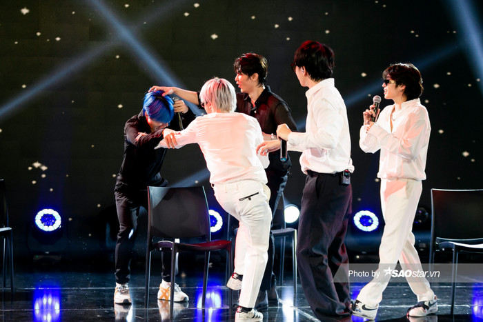 Những hình ảnh hậu trường trong lúc tập luyện của các thành viên nhóm Uni5