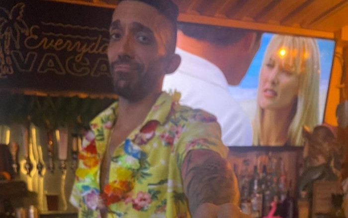 Bị quấy rối trong quán bar, cô gái được nhân viên đưa cho tờ hóa đơn, đọc dòng chữ khiến cô cảm kích Ảnh 2