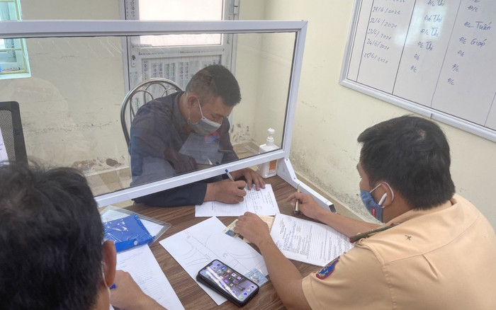 Tài xế xe bán tải ngang nhiên đi ngược chiều trên cao tốc bị xử phạt 17 triệu đồng Ảnh 2