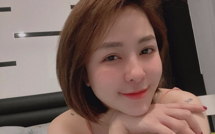 Hotgirl Trâm Anh bất ngờ đăng ảnh 'bàn tay lạ ôm bờ vai', dân mạng phán: 'Nhìn là biết tay đại gia' Ảnh 2