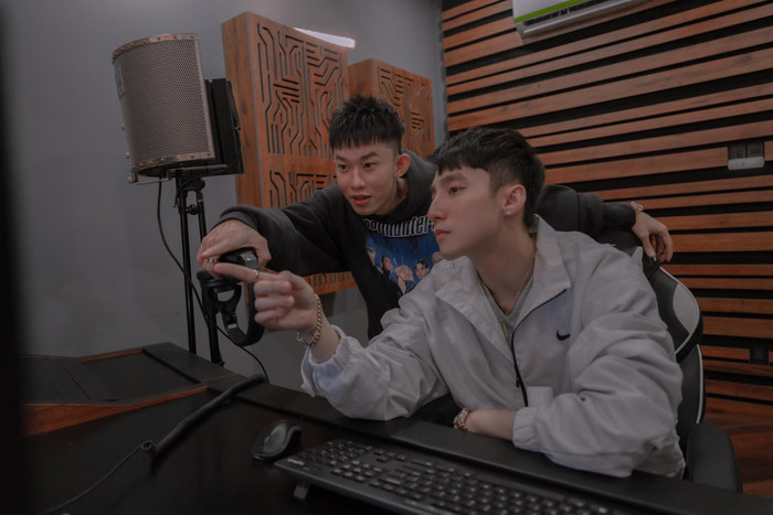 Sơn Tùng cùng Kay Trần bàn ý tưởng cho sản phẩm mới