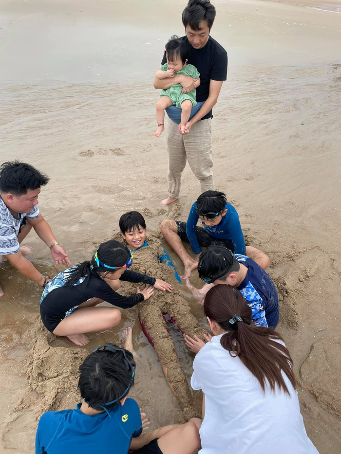 Cường Đô La đưa cả gia đình đi chơi biển mừng sinh nhật con trai Subeo.