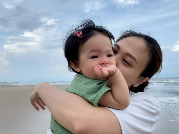 'Tiểu công chúa' Suchin được bố mẹ thay phiên nhau bế. Loạt biểu cảm không thể nào đáng yêu hơn của nhóc tì khiến mọi người thả tim 'lia lịa'.