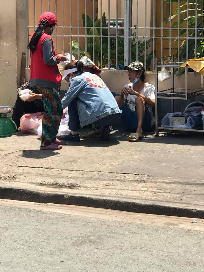 Cựu người mẫu thường đi phát cơm cho những người lang thang ở đường phố.