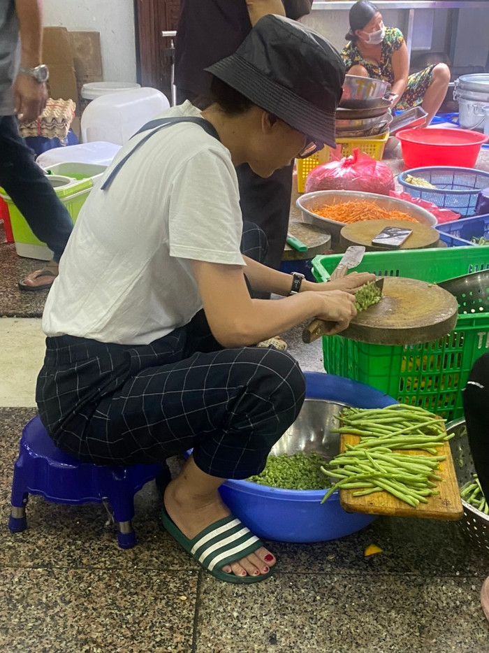 Rảnh rỗi là Trang Trần vào chùa nấu ăn từ thiện.