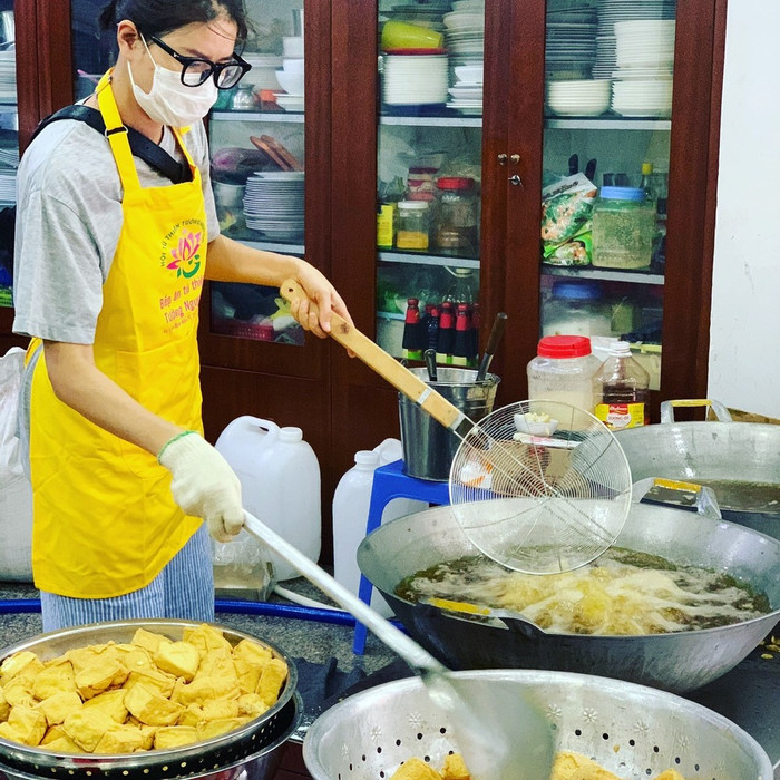 Trang Trần ngày ngày vẫn đi làm thiện nguyện. Được biết, cô đã có thói quen làm từ thiện từ 10 năm trước.