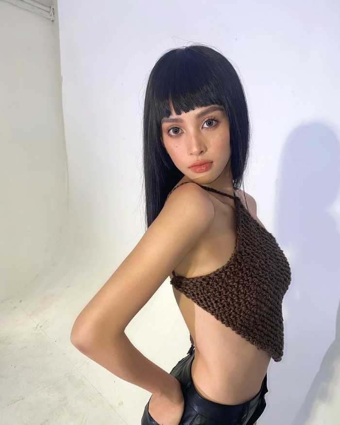 Những đốt tàn nhang được chấm kĩ lưỡng hai bên gò má giúp tạo nên sự ma mị quyến rũ thêm cho cô nàng.