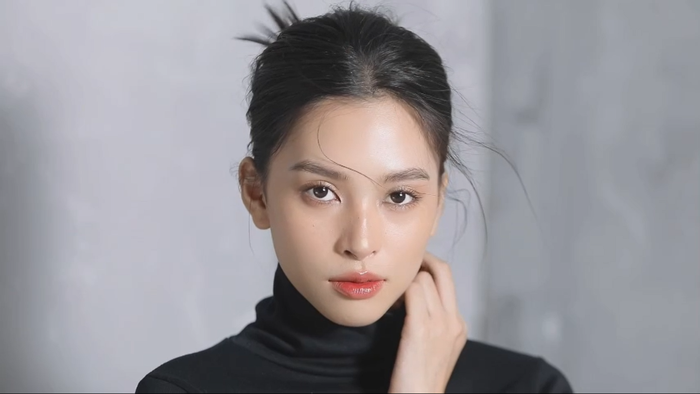 Quả thật đúng như lời Mai Phương Thúy nói, Tiểu Vy có thể cân được nhiều phong cách khác nhau, từ style dễ thương, ngọt ngào đến hình ảnh “chanh sả” thần thái.