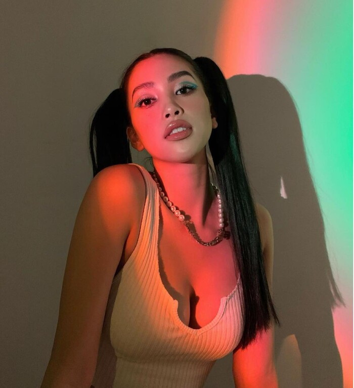 Mỹ nhân sinh năm 2000 còn buộc tóc hai chùm makeup nhấn mạnh phần mắt xanh cùng đôi môi bóng gợi cảm