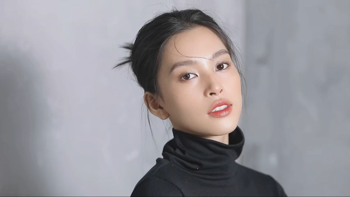 Hay gần đây nhất, Tiểu Vy khiến người hâm mộ có cơ hội được chiêm ngưỡng vẻ đẹp ngọt ngào, nữ tính khi đăng tải một đoạn clip ngắn khoe trọn nhan sắc quyến rũchuẩn 'nàng thơ'.