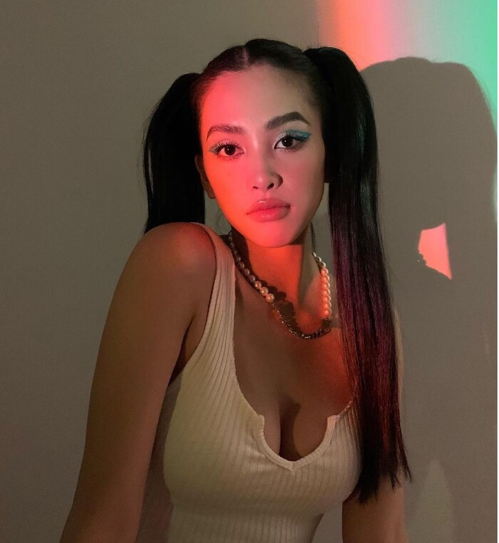 Trước đó không lâu, Hoa hậu Tiểu Vy thu hút sự chú ý của mọi người khi mặc áo tank top 'khoét ngực', nhìn cô như nữ idol Kpop vừa dễ thương lại mang thêm vẻ quyến rũ.