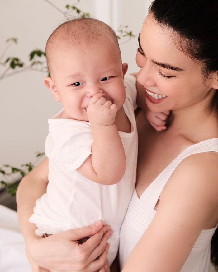 Đang cười tươi rạng rỡ...