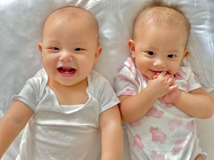 Nếu như Lisa chỉ cười mỉm và đưa tay che miệng điệu bộ vô cùng thẹn thùngthì biểu cảm của Leon hoàn toàn hớn hở, cậu nhóc cười toe toét khoe hai chiếc răng mới mọc.