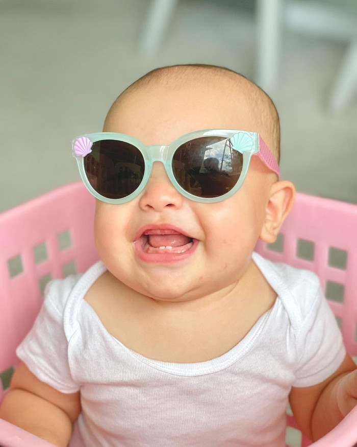 Mỗi lần cười đều cười rất tươi và trông đáng yêu như thế này.